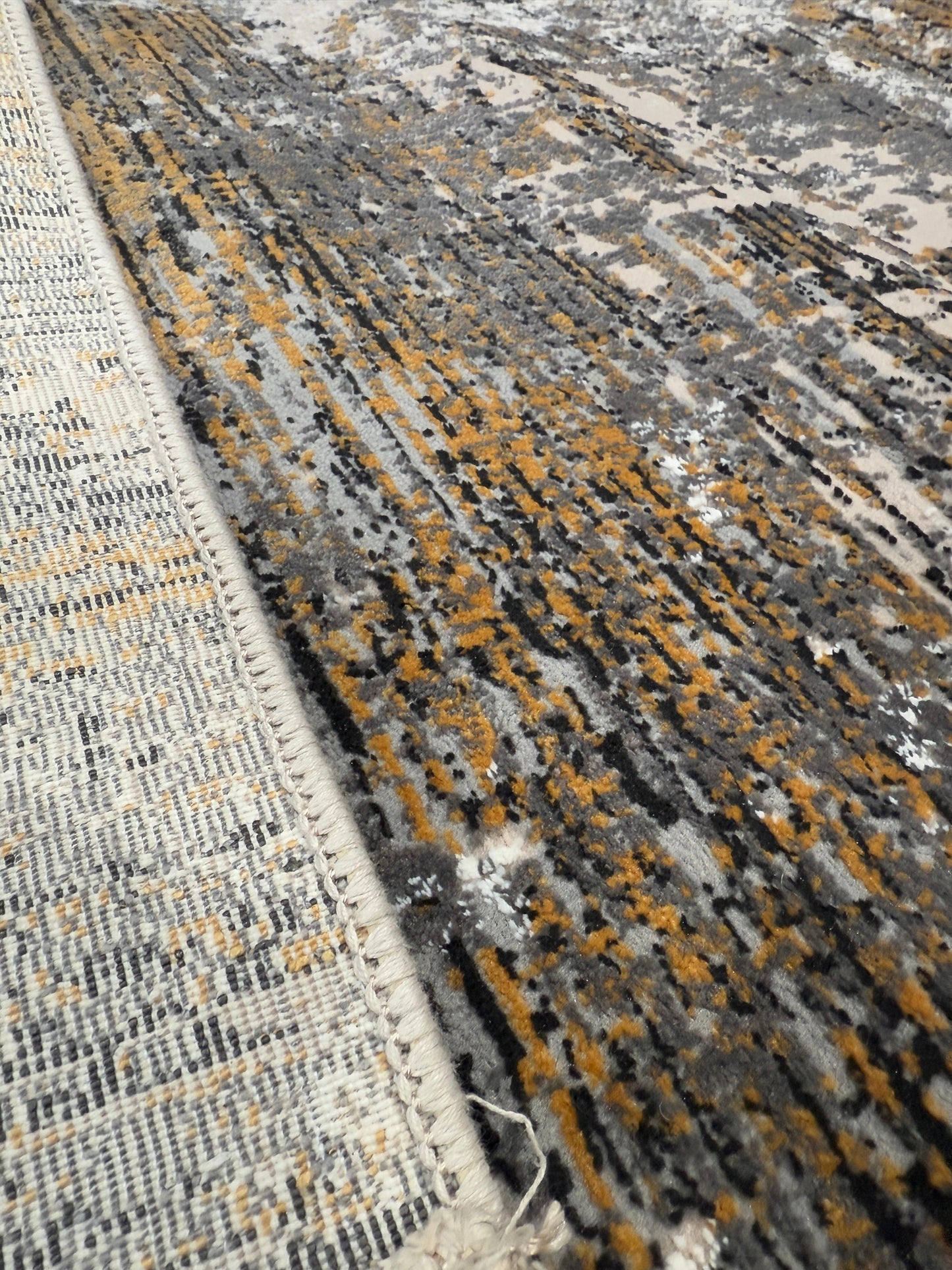 Modern Style Living Room Rug - 700 Reeds